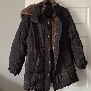Elegant Black Puffer Jacket with Faux Fur Hood